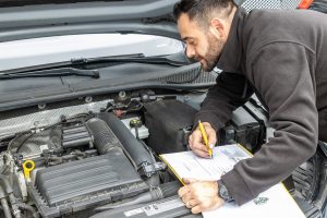 Beispielfoto: Gutachter bei der Arbeit.