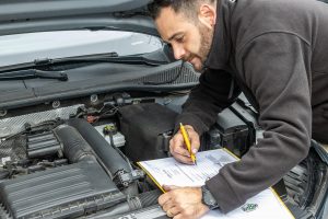 Beispielfoto: Gutachter bei der Arbeit.